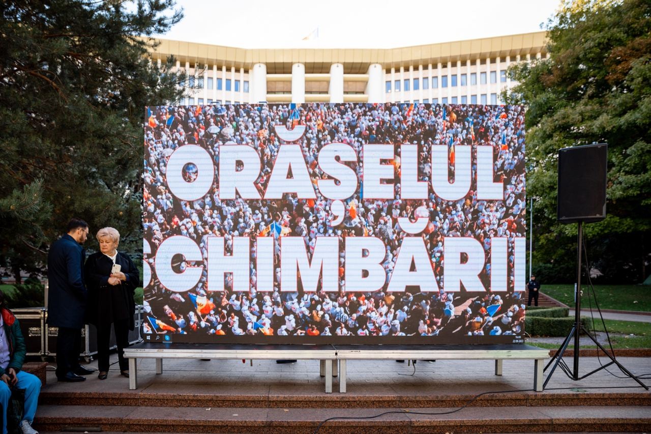 Parlamentul s-a mutat în stradă. Protestatarii au votat unanim proiectele de lege ale fracțiunii Partidului „ȘOR”, respinse anterior de majoritatea PAS