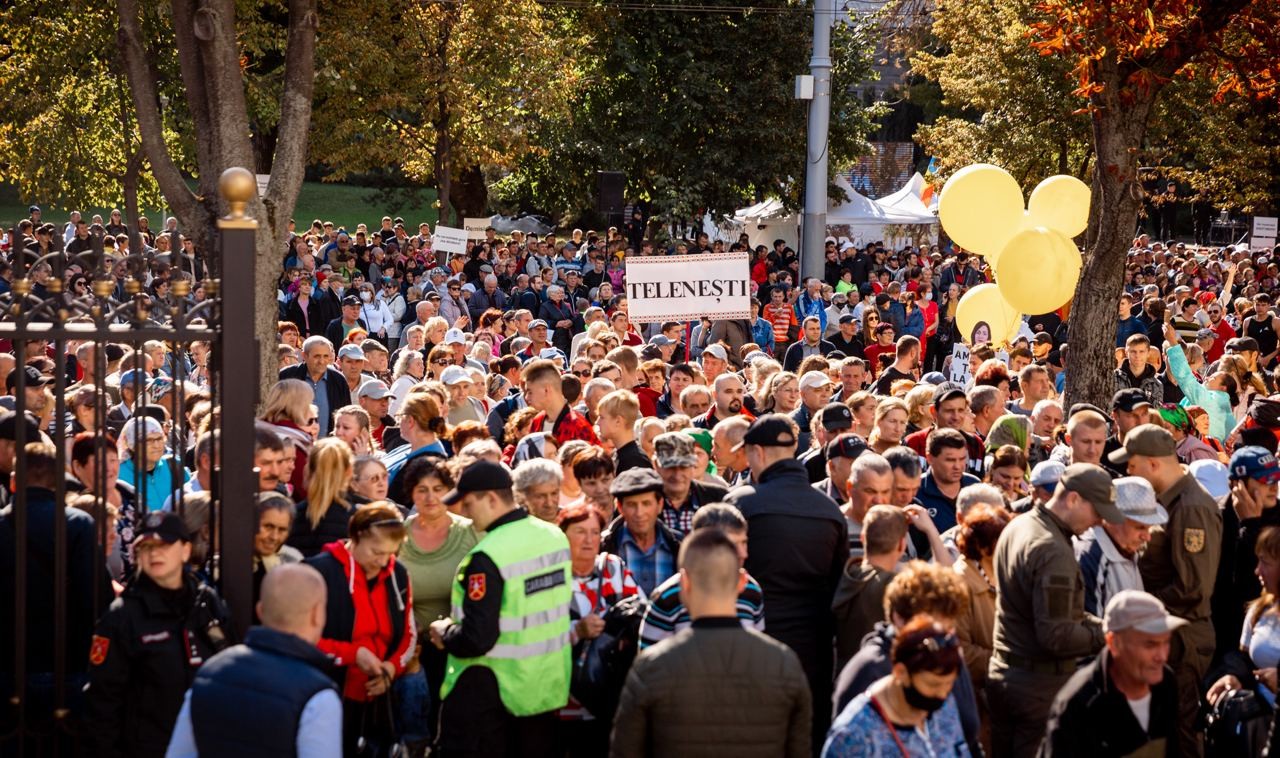 FOTO // Peste 45 de mii de oameni participă la manifestația împotriva PAS și a Maiei Sandu, de la Președinție