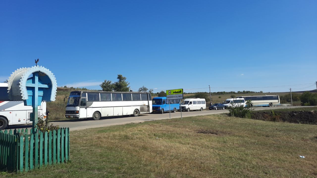 Transportatorii din nordul și sudul țării, stopați și somați să nu aducă protestatari la Chișinău
