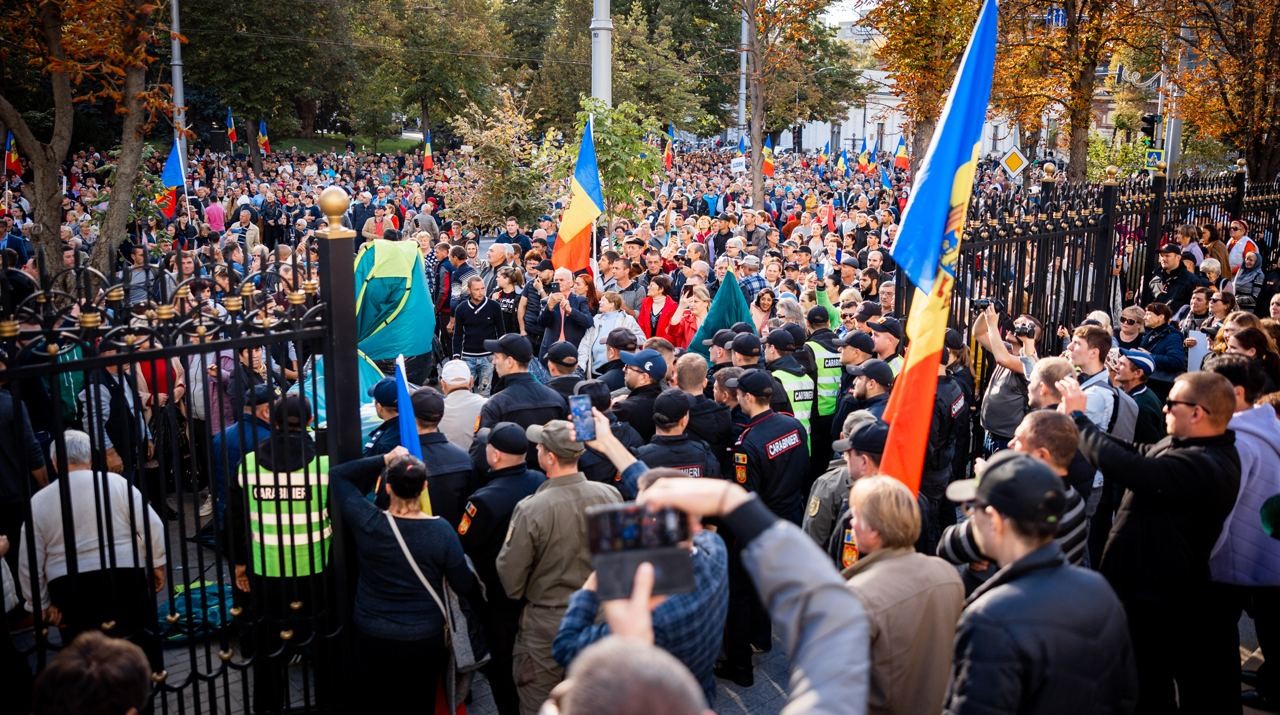 Protestatarii, împiedicați de poliție să instaleze corturi în curtea Președinției: Jos dictatura! Rușine