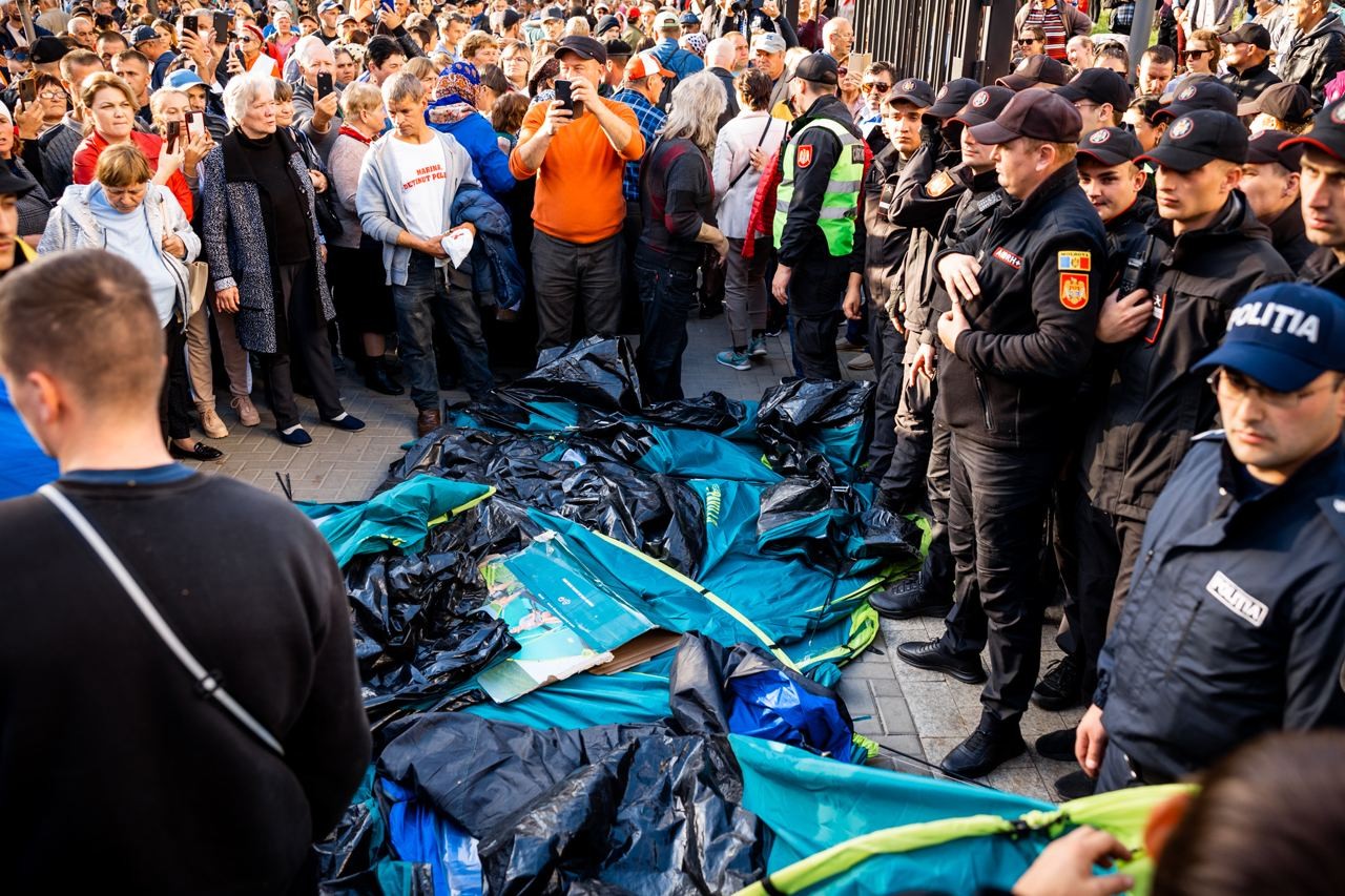 Protestatarii, împiedicați de poliție să instaleze corturi în curtea Președinției: Jos dictatura! Rușine