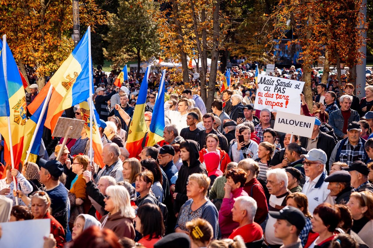 FOTO // Peste 45 de mii de oameni participă la manifestația împotriva PAS și a Maiei Sandu, de la Președinție