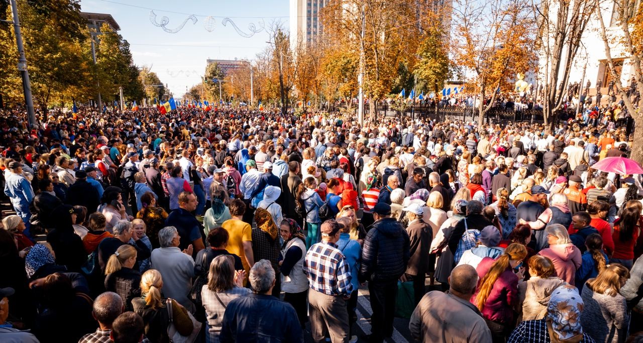 FOTO // Peste 45 de mii de oameni participă la manifestația împotriva PAS și a Maiei Sandu, de la Președinție