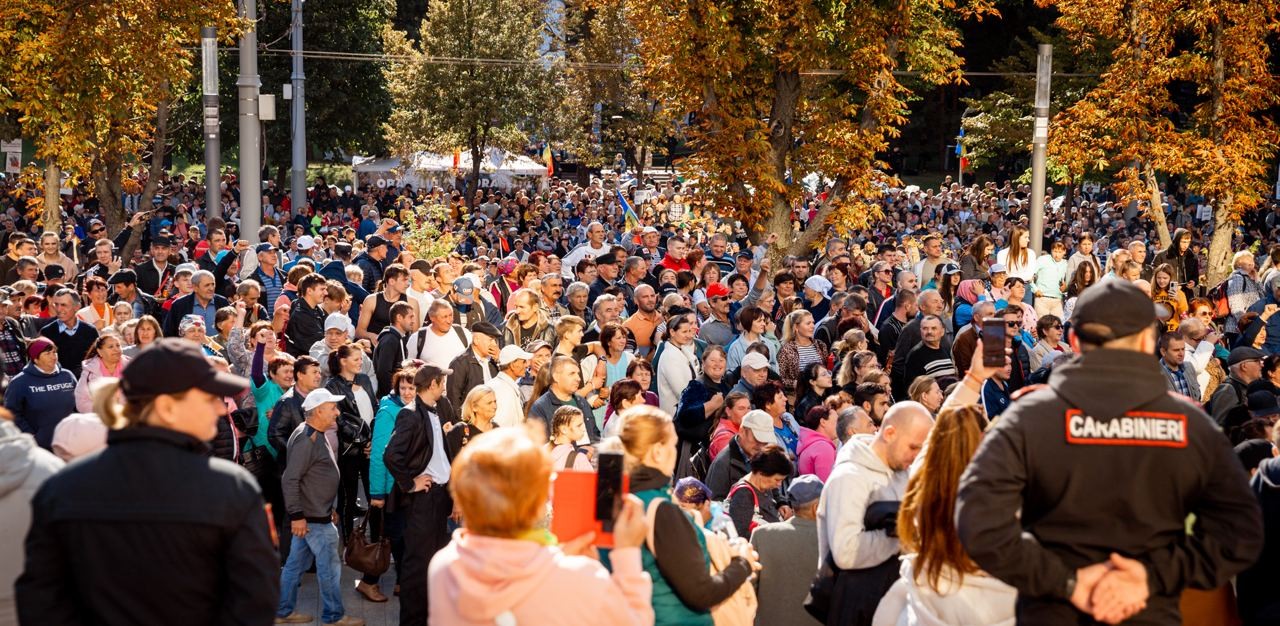 FOTO // Peste 45 de mii de oameni participă la manifestația împotriva PAS și a Maiei Sandu, de la Președinție