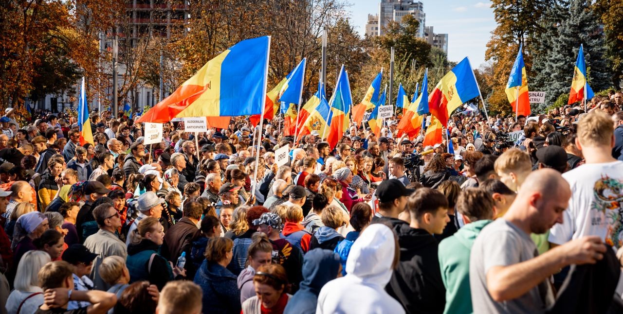 FOTO // Peste 45 de mii de oameni participă la manifestația împotriva PAS și a Maiei Sandu, de la Președinție