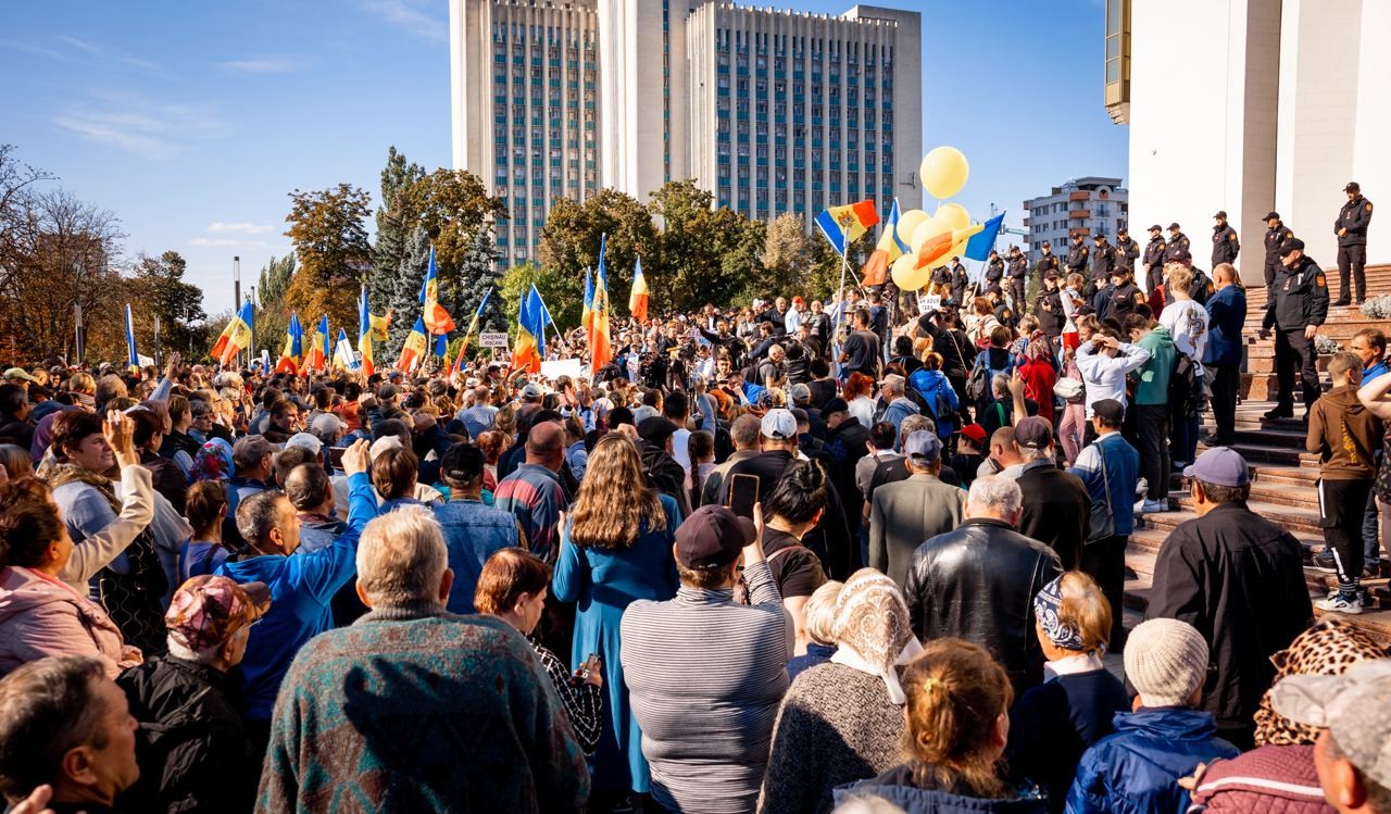 FOTO // Peste 45 de mii de oameni participă la manifestația împotriva PAS și a Maiei Sandu, de la Președinție