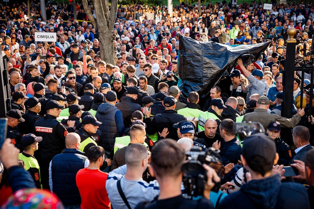 Protestatarii, împiedicați de poliție să instaleze corturi în curtea Președinției: Jos dictatura! Rușine