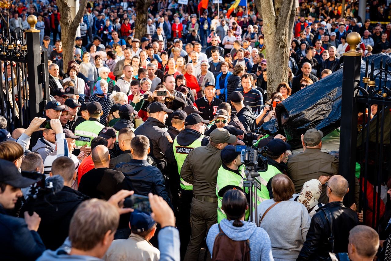 Protestatarii, împiedicați de poliție să instaleze corturi în curtea Președinției: Jos dictatura! Rușine