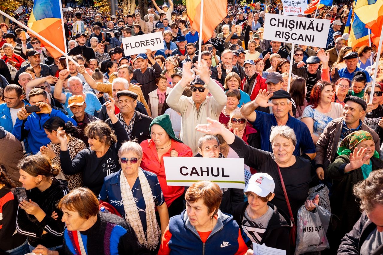 FOTO // Peste 45 de mii de oameni participă la manifestația împotriva PAS și a Maiei Sandu, de la Președinție