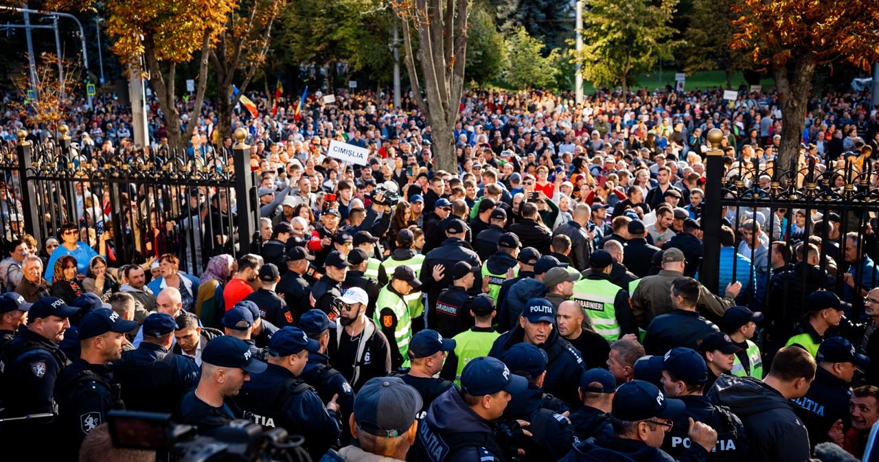 Protestatarii, împiedicați de poliție să instaleze corturi în curtea Președinției: Jos dictatura! Rușine