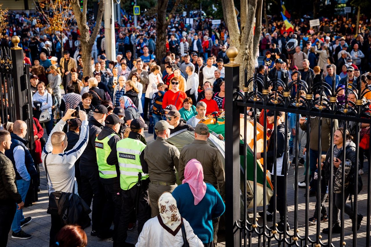 Protestatarii, împiedicați de poliție să instaleze corturi în curtea Președinției: Jos dictatura! Rușine