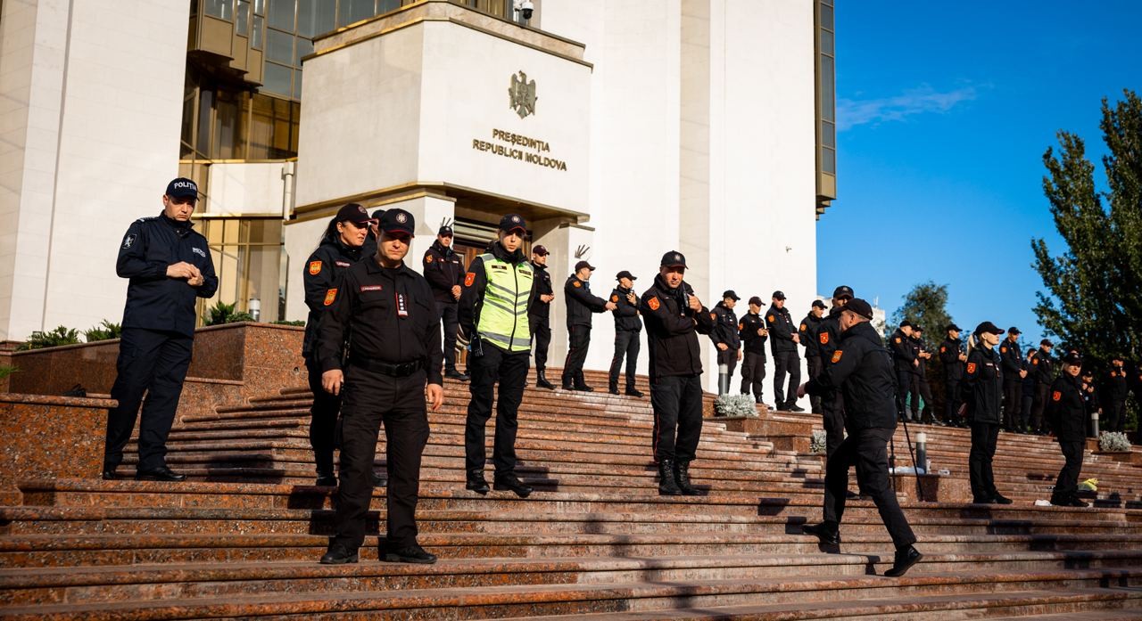 Protestatarii, împiedicați de poliție să instaleze corturi în curtea Președinției: Jos dictatura! Rușine