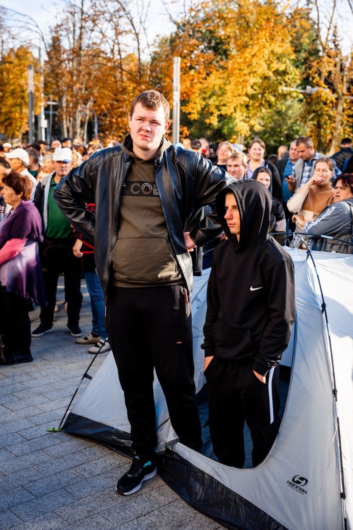 Protestatarii, împiedicați de poliție să instaleze corturi în curtea Președinției: Jos dictatura! Rușine