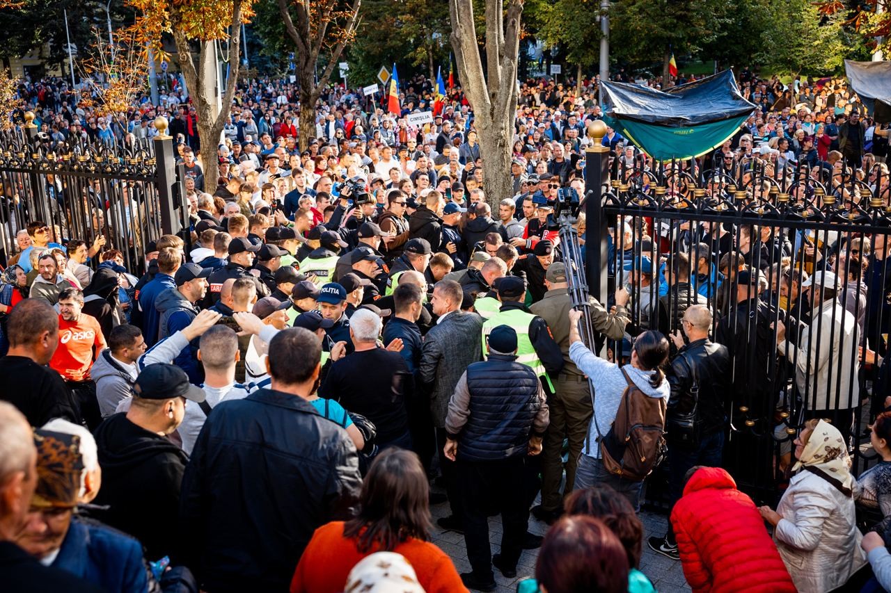 Protestatarii, împiedicați de poliție să instaleze corturi în curtea Președinției: Jos dictatura! Rușine