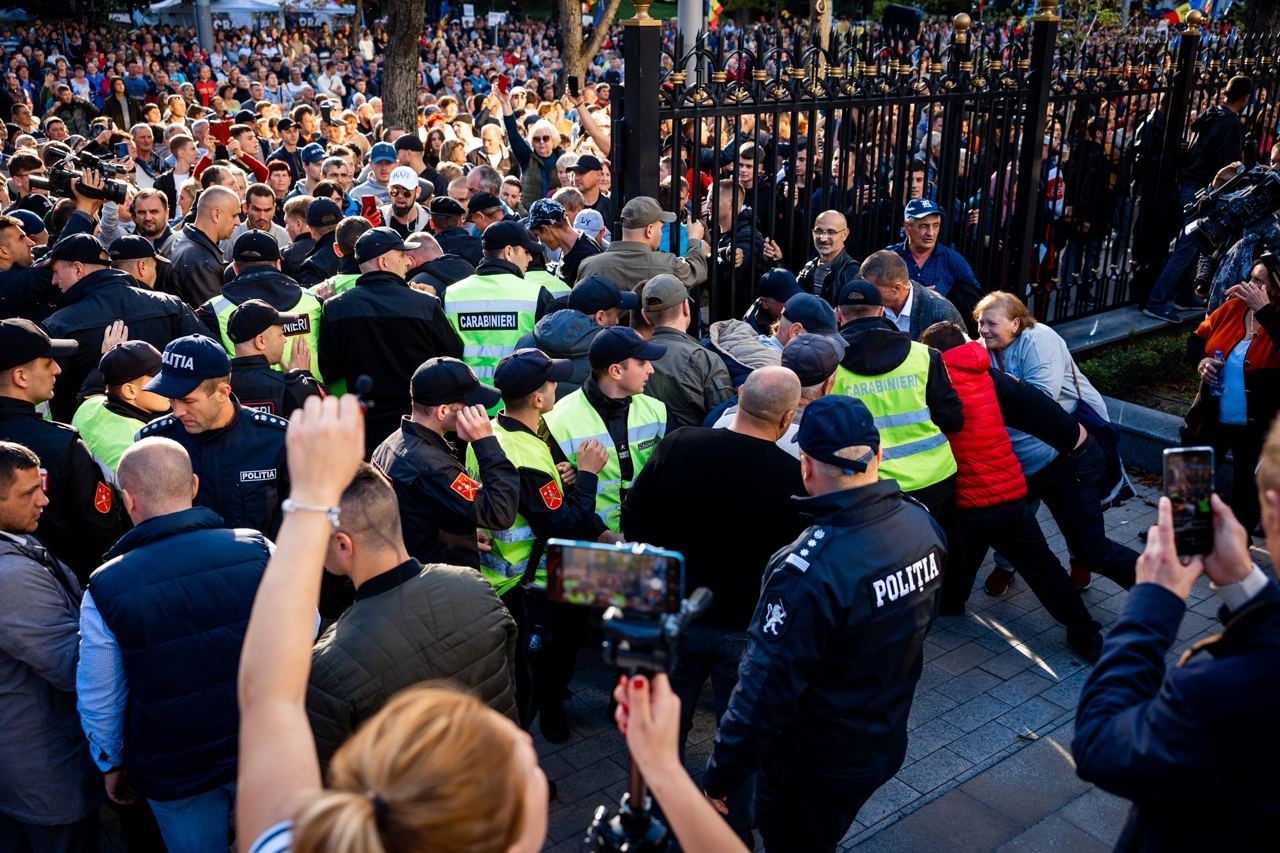 Protestatarii, împiedicați de poliție să instaleze corturi în curtea Președinției: Jos dictatura! Rușine