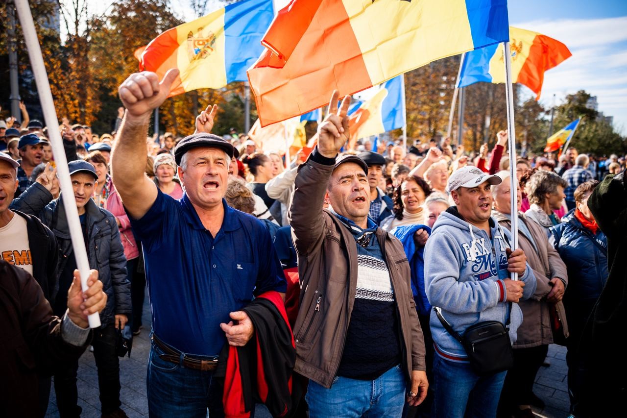 Protestatarii, împiedicați de poliție să instaleze corturi în curtea Președinției: Jos dictatura! Rușine