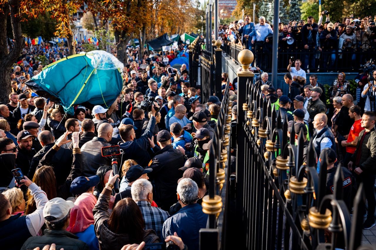 Protestatarii, împiedicați de poliție să instaleze corturi în curtea Președinției: Jos dictatura! Rușine