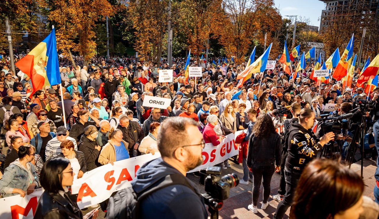 FOTO // Peste 45 de mii de oameni participă la manifestația împotriva PAS și a Maiei Sandu, de la Președinție