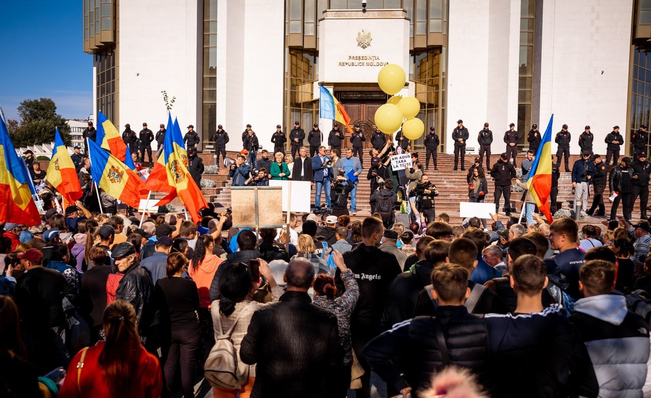 FOTO // Peste 45 de mii de oameni participă la manifestația împotriva PAS și a Maiei Sandu, de la Președinție