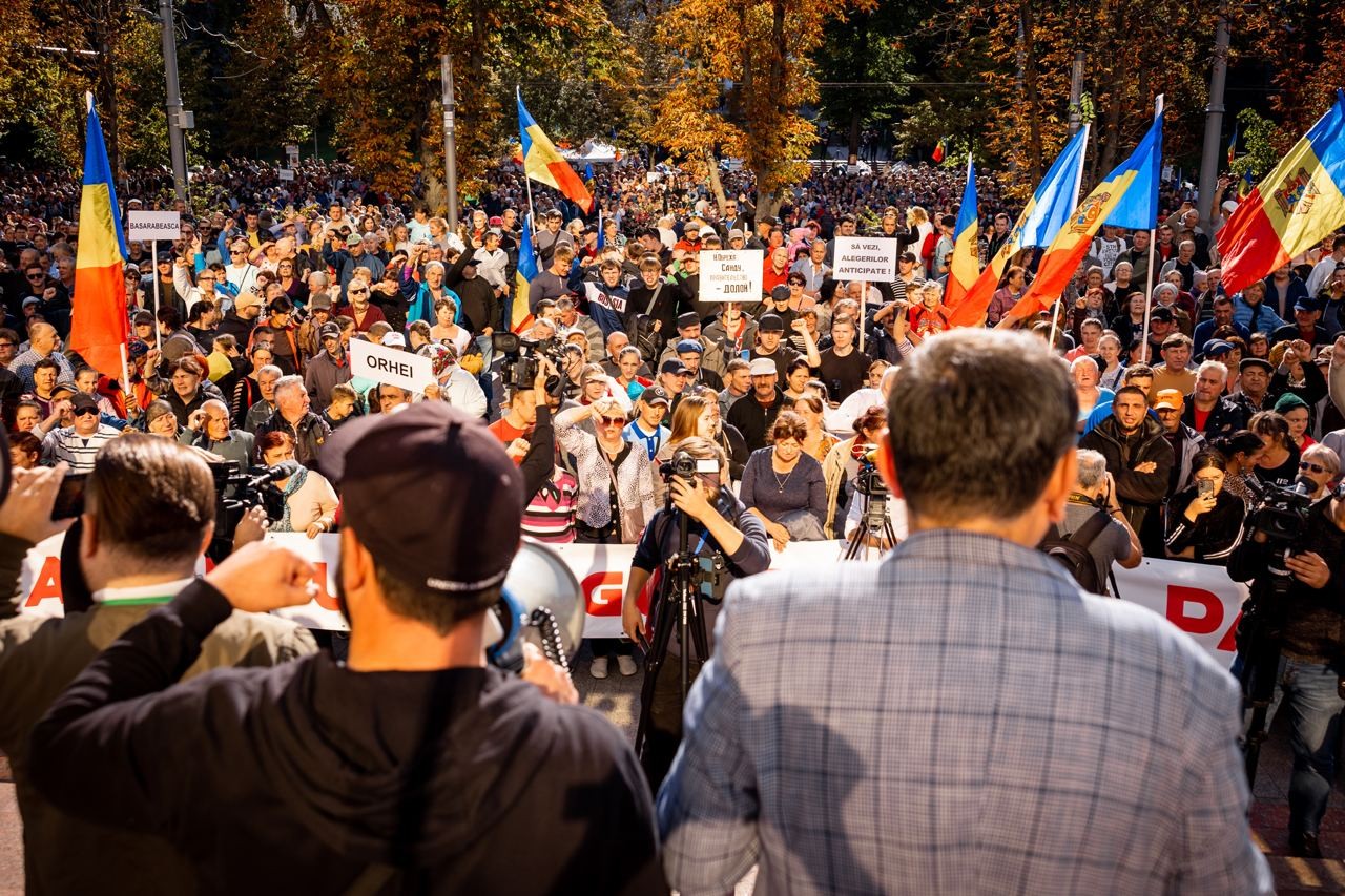 FOTO // Peste 45 de mii de oameni participă la manifestația împotriva PAS și a Maiei Sandu, de la Președinție