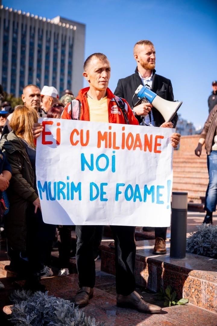 FOTO // Peste 45 de mii de oameni participă la manifestația împotriva PAS și a Maiei Sandu, de la Președinție