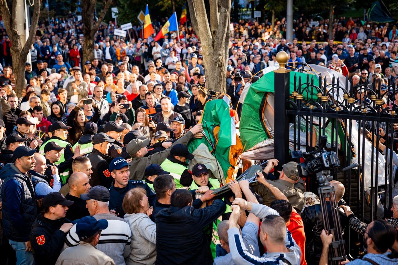 Protestatarii, împiedicați de poliție să instaleze corturi în curtea Președinției: Jos dictatura! Rușine