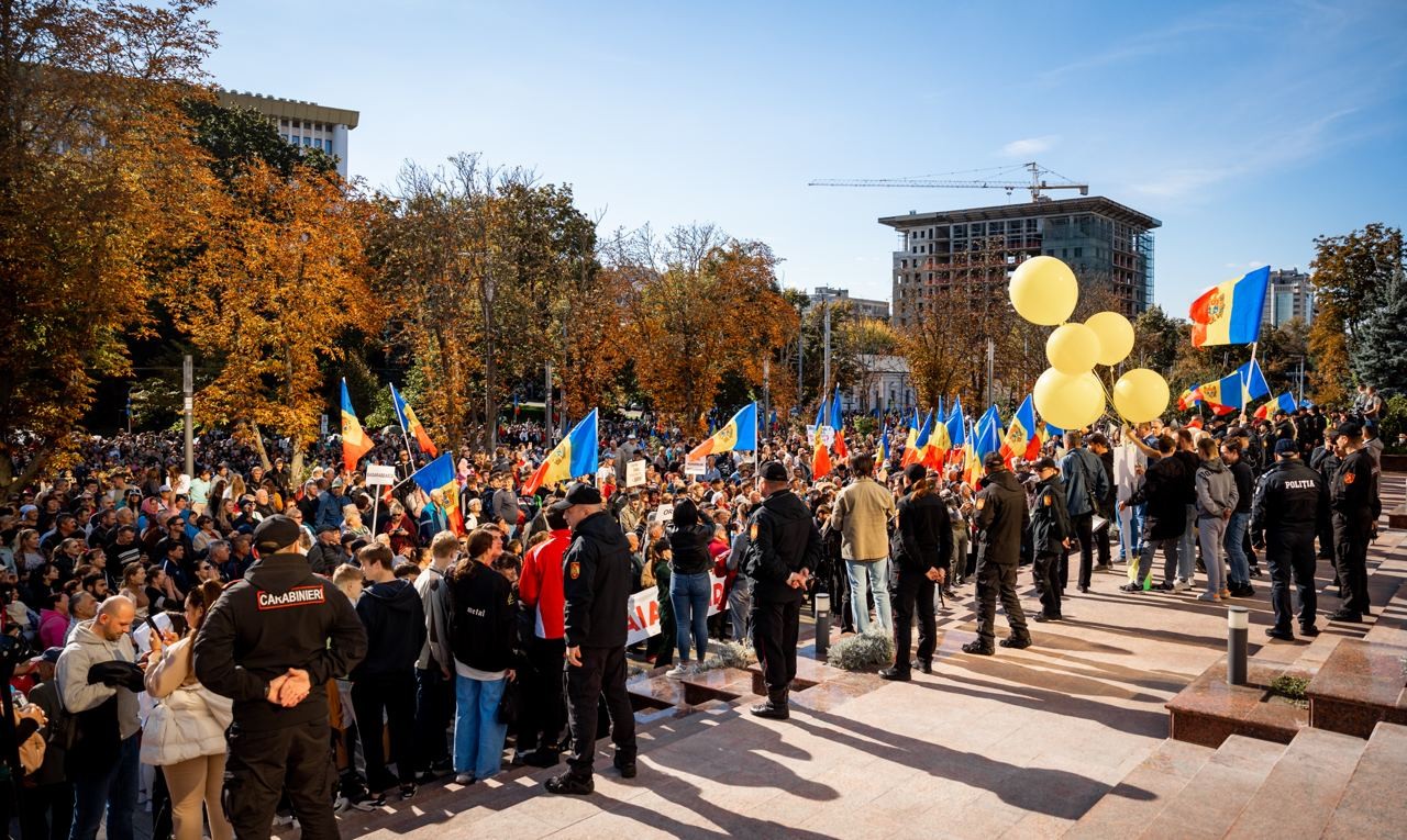 FOTO // Peste 45 de mii de oameni participă la manifestația împotriva PAS și a Maiei Sandu, de la Președinție