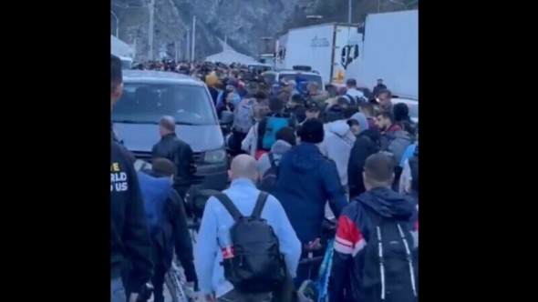Cozi de 16 Km formate de rușii care încearcă să părăsească țara. Treceri record spre Finlanda și Georgia