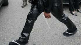 London Fashion Week - Kanye West, în șlapi și șosete