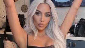 VIDEO // Kim Kardashian a sărit pe scări pentru că nu le putea urca, din cauza rochiei extrem de strâmte