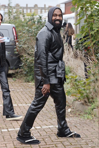London Fashion Week - Kanye West, în șlapi și șosete