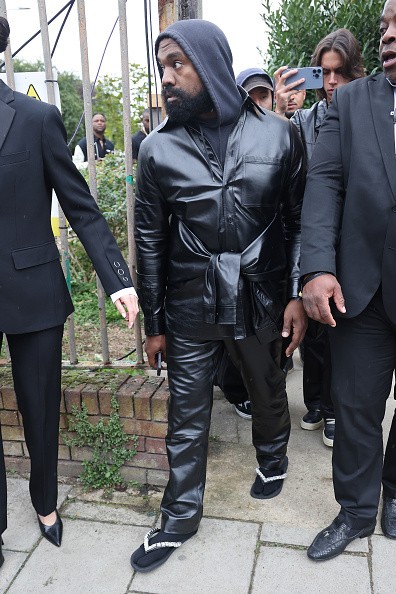 London Fashion Week - Kanye West, în șlapi și șosete