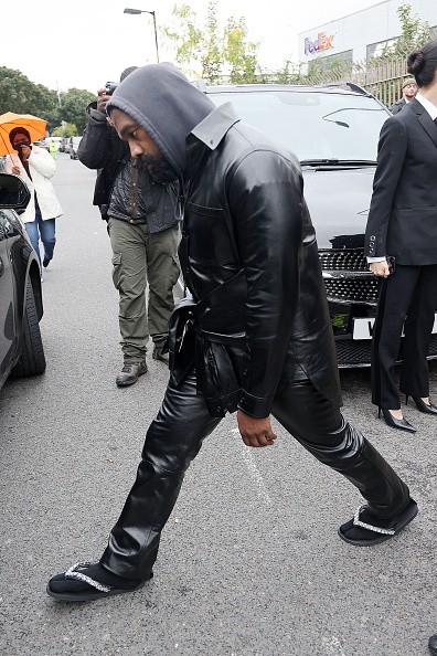 London Fashion Week - Kanye West, în șlapi și șosete