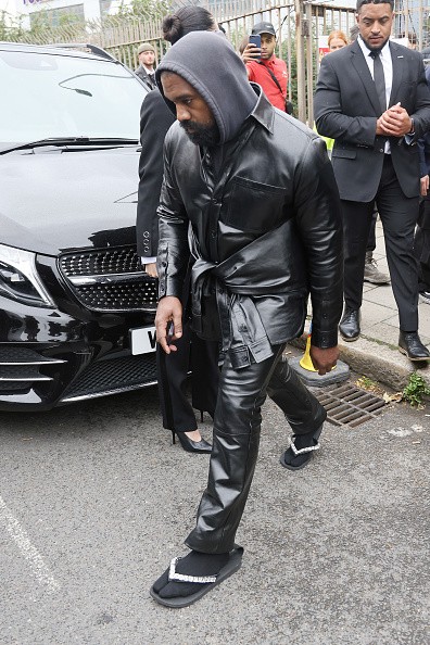 London Fashion Week - Kanye West, în șlapi și șosete