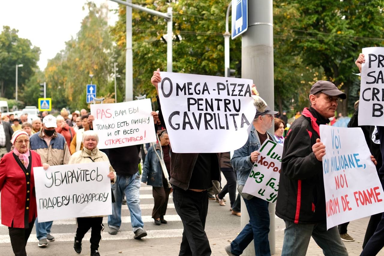 FOTO // Un nou protest al oamenilor nemulțumiți de actuala guvernare: Pizza - „Vremurile bune” - fără gaz, lemne și cărbune