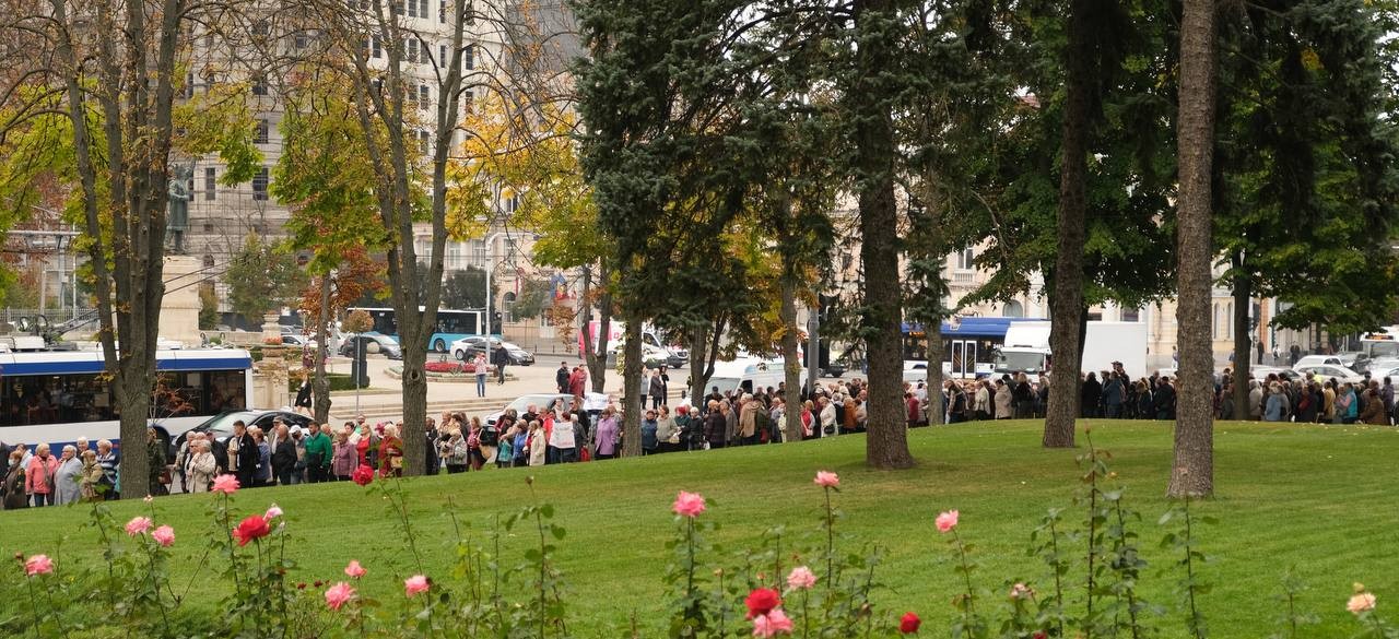 FOTO // Un nou protest al oamenilor nemulțumiți de actuala guvernare: Pizza - „Vremurile bune” - fără gaz, lemne și cărbune