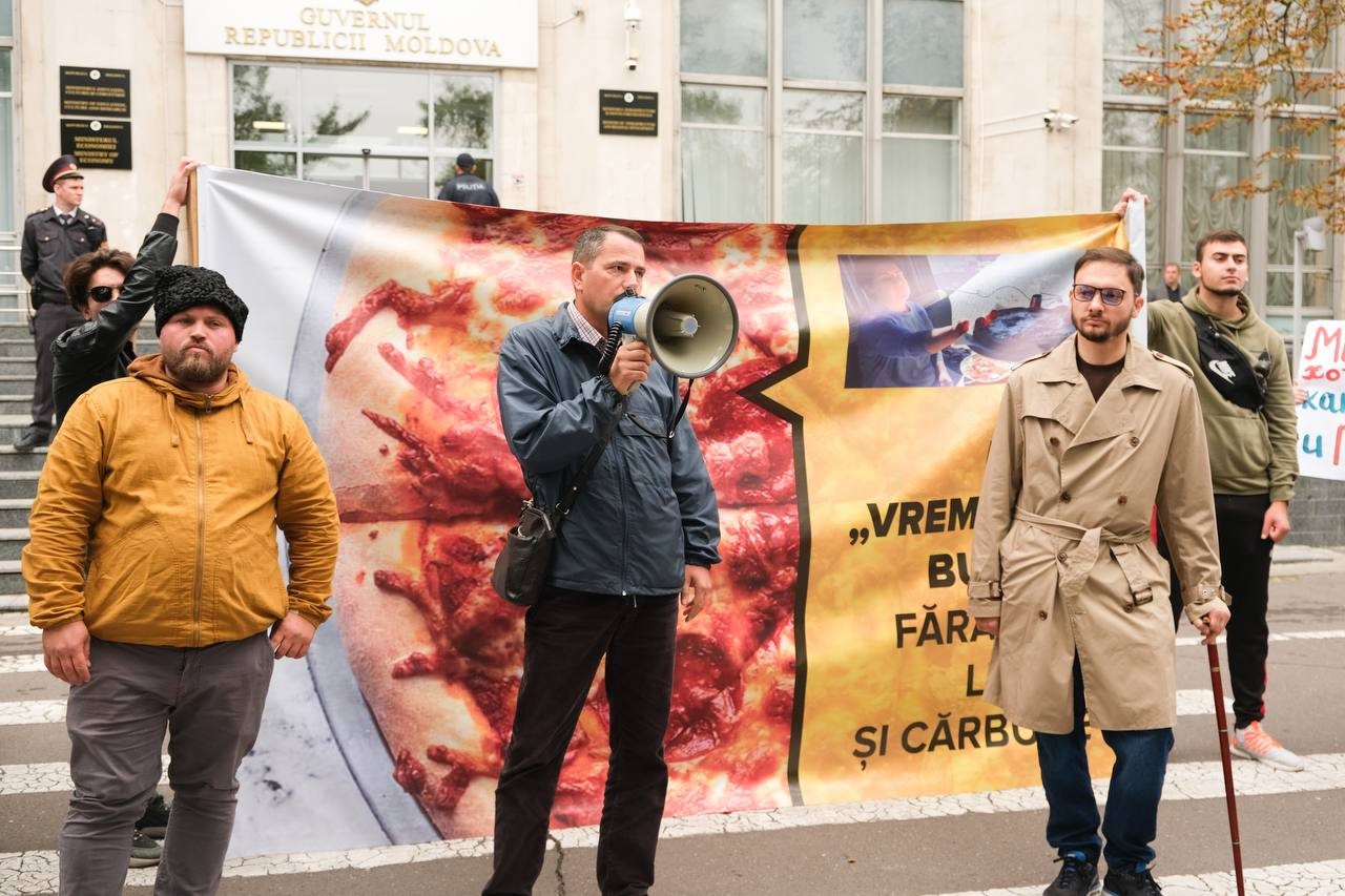 FOTO // Un nou protest al oamenilor nemulțumiți de actuala guvernare: Pizza - „Vremurile bune” - fără gaz, lemne și cărbune