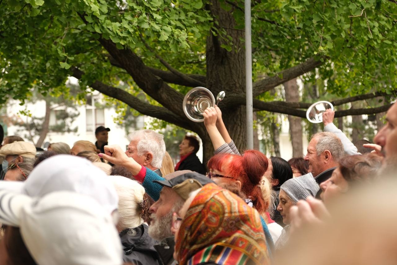 FOTO // Un nou protest al oamenilor nemulțumiți de actuala guvernare: Pizza - „Vremurile bune” - fără gaz, lemne și cărbune