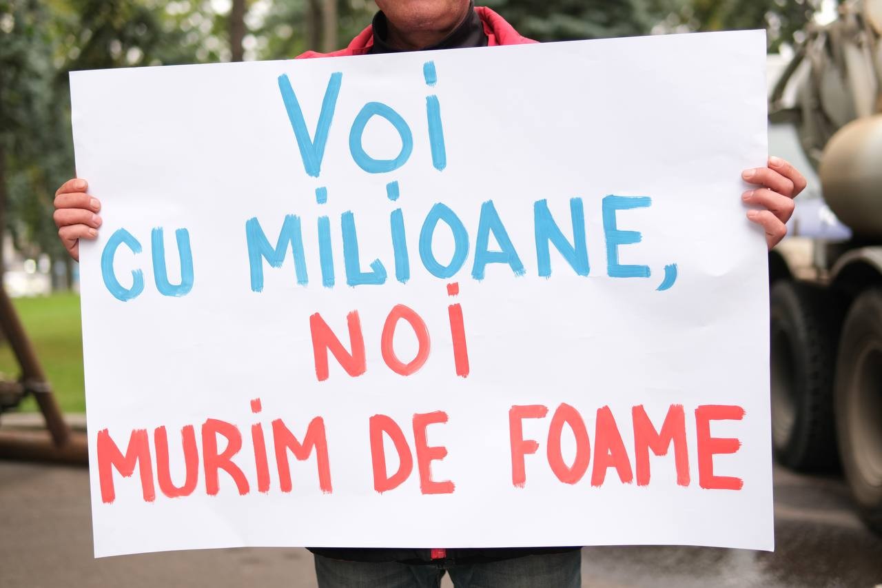 FOTO // Un nou protest al oamenilor nemulțumiți de actuala guvernare: Pizza - „Vremurile bune” - fără gaz, lemne și cărbune