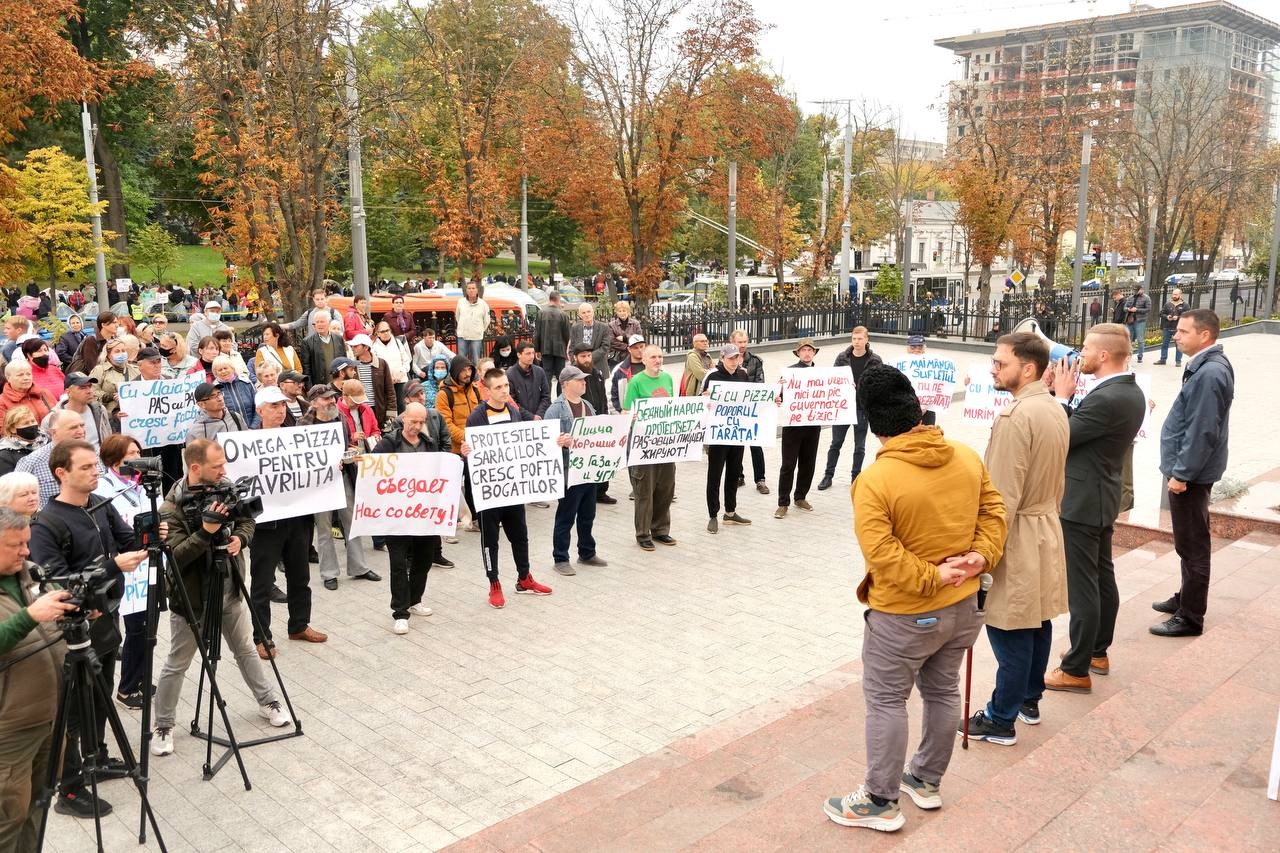 FOTO // Un nou protest al oamenilor nemulțumiți de actuala guvernare: Pizza - „Vremurile bune” - fără gaz, lemne și cărbune