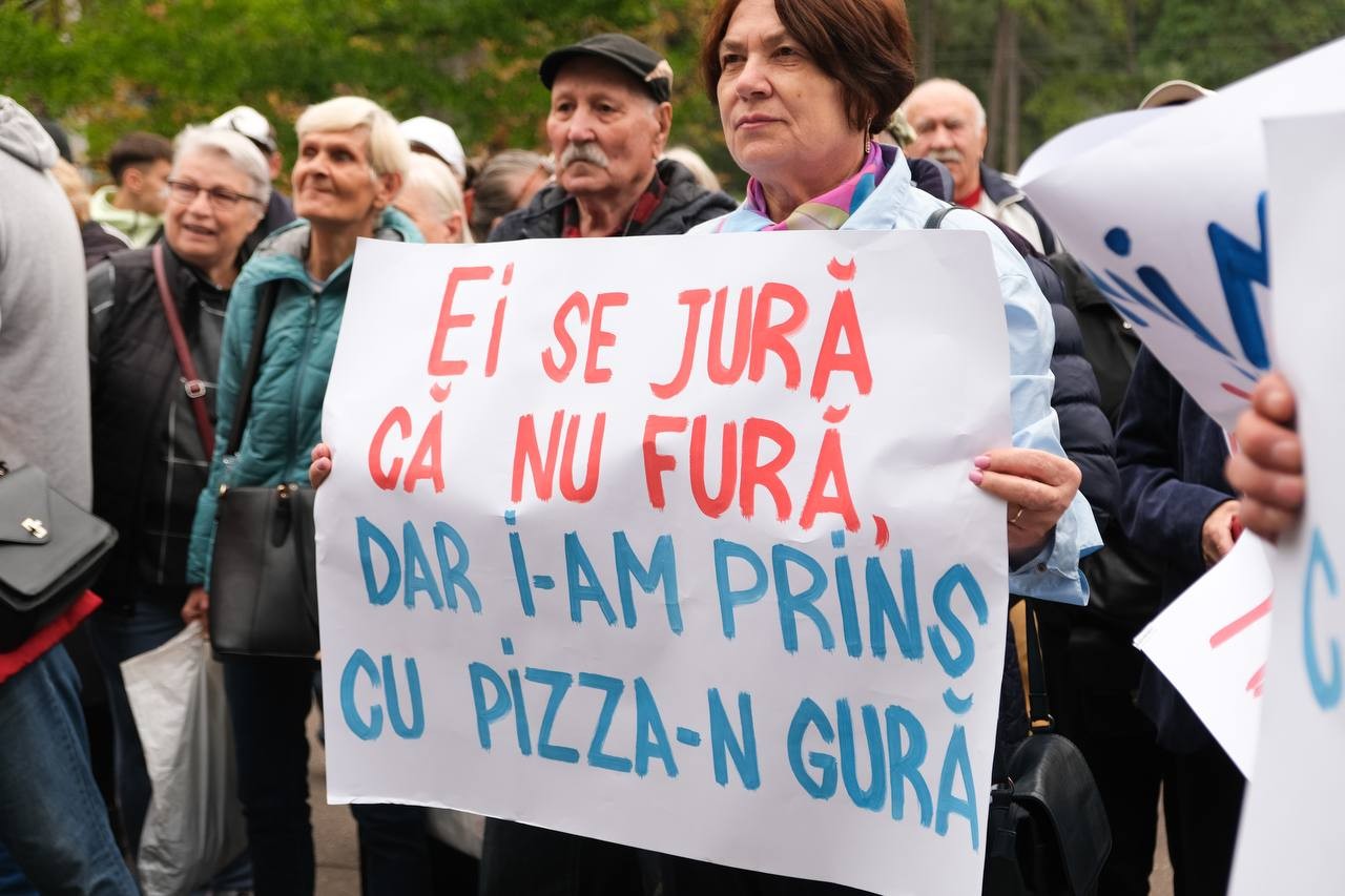 FOTO // Un nou protest al oamenilor nemulțumiți de actuala guvernare: Pizza - „Vremurile bune” - fără gaz, lemne și cărbune