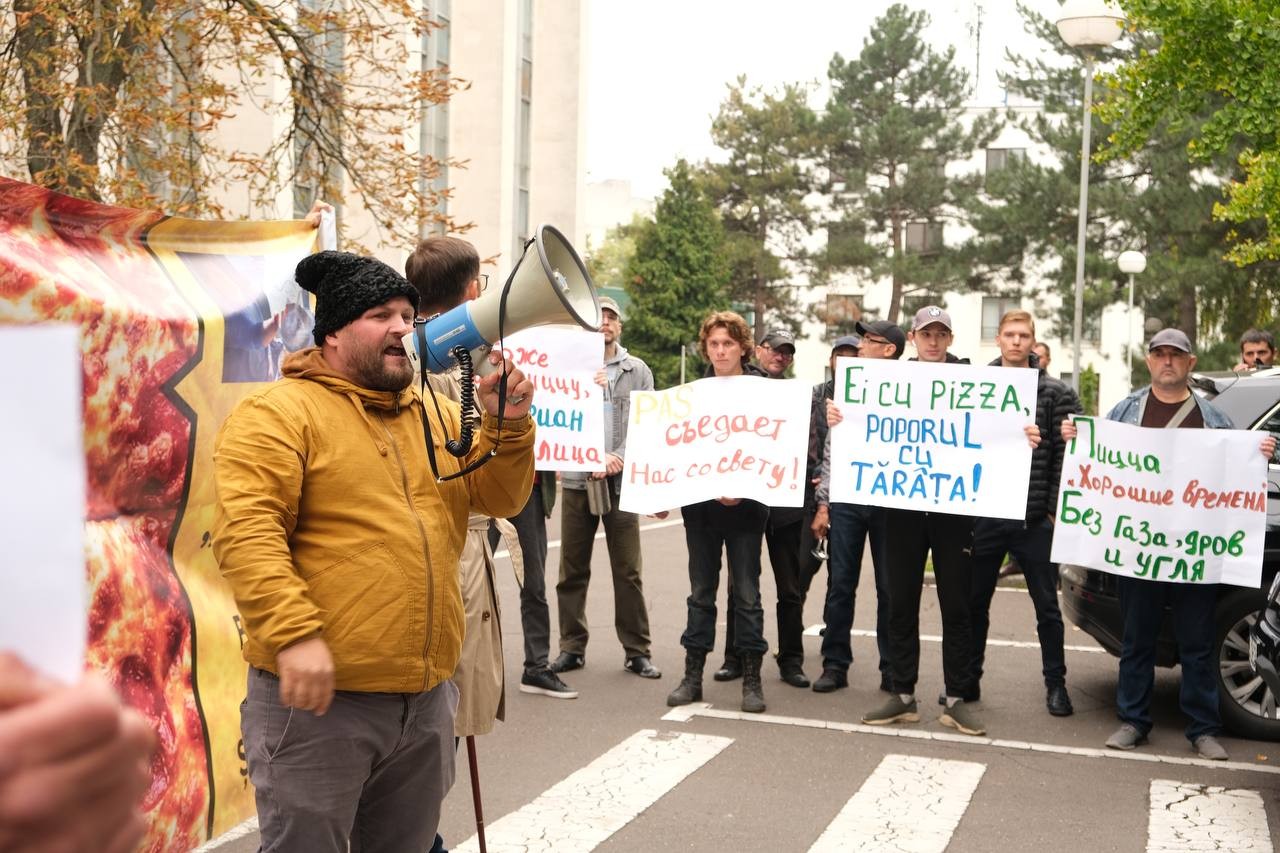 FOTO // Un nou protest al oamenilor nemulțumiți de actuala guvernare: Pizza - „Vremurile bune” - fără gaz, lemne și cărbune