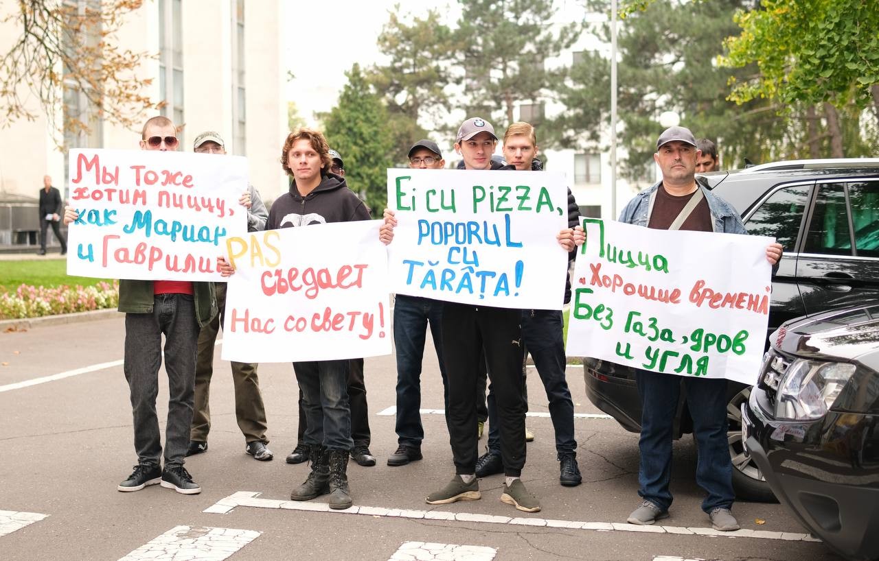FOTO // Un nou protest al oamenilor nemulțumiți de actuala guvernare: Pizza - „Vremurile bune” - fără gaz, lemne și cărbune