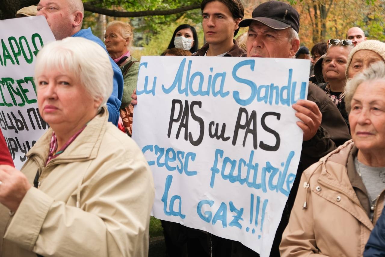 FOTO // Un nou protest al oamenilor nemulțumiți de actuala guvernare: Pizza - „Vremurile bune” - fără gaz, lemne și cărbune