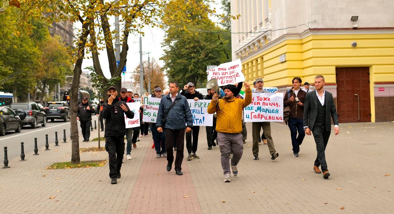 FOTO // Un nou protest al oamenilor nemulțumiți de actuala guvernare: Pizza - „Vremurile bune” - fără gaz, lemne și cărbune