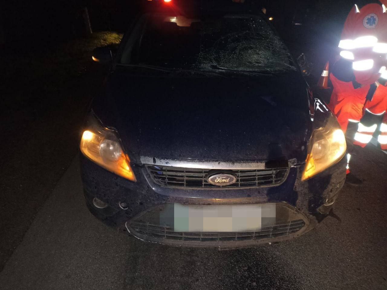 FOTO // Tragedie la Ocnița. Un șofer a tamponat mortal un bărbat, apoi a fugit de la locul crimei