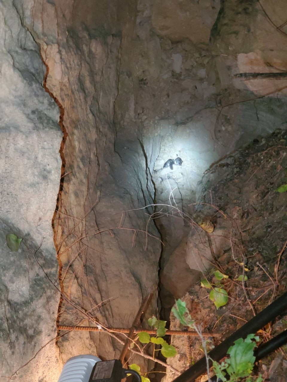 FOTO/VIDEO: Descoperire macabră la Criuleni. Salvatorii au muncit peste 12 ore pentru a extrage cadavrul unui bărbat dintr-o peșteră