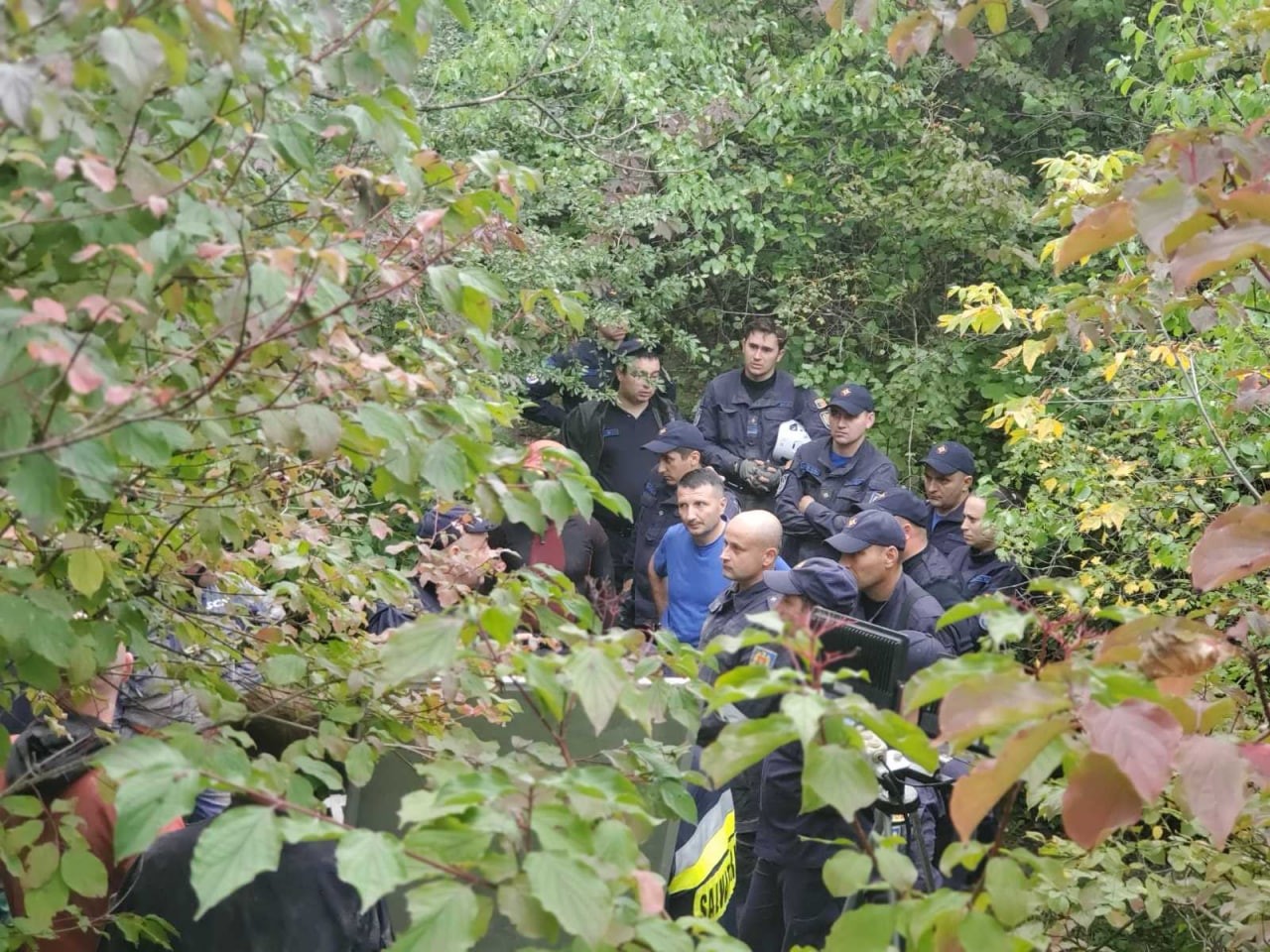 FOTO/VIDEO: Descoperire macabră la Criuleni. Salvatorii au muncit peste 12 ore pentru a extrage cadavrul unui bărbat dintr-o peșteră
