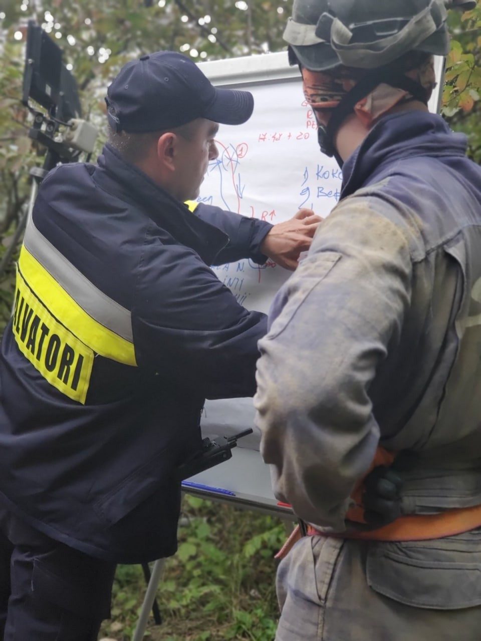 FOTO/VIDEO: Descoperire macabră la Criuleni. Salvatorii au muncit peste 12 ore pentru a extrage cadavrul unui bărbat dintr-o peșteră