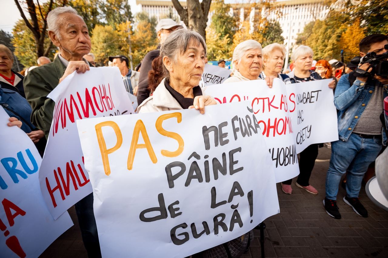Protestatarii, împiedicați să manifeste în fața Președinției, în timpul vizitei comisarului european Johannes Hahn